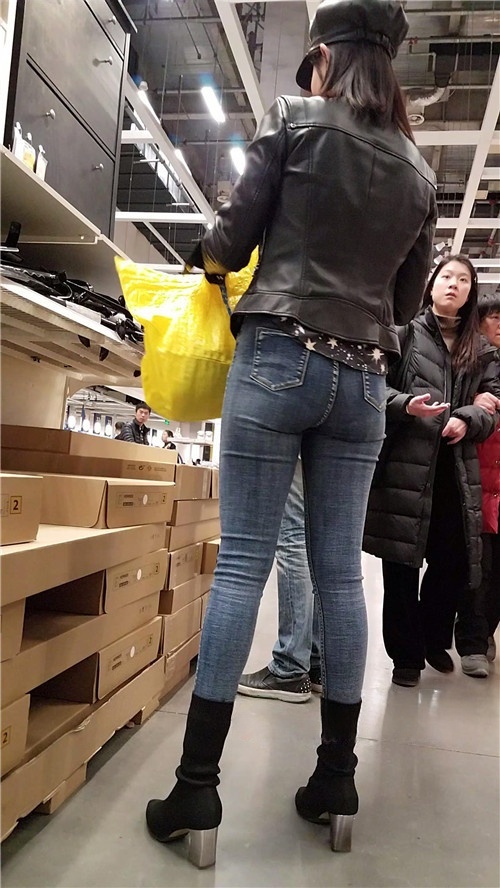 商场里的牛仔裤小姐姐[1.3G/MP4]