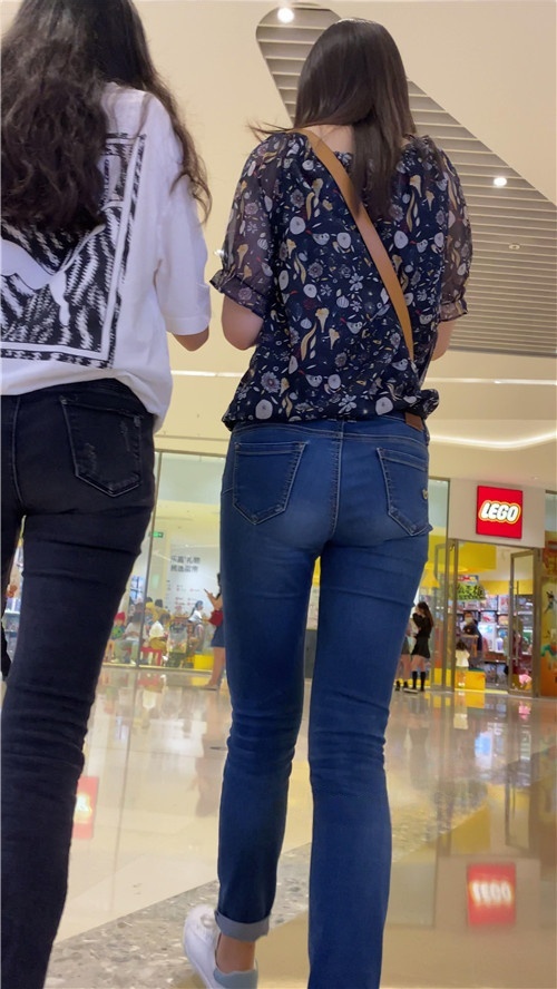 两个牛仔裤小姐姐[442M/MP4]