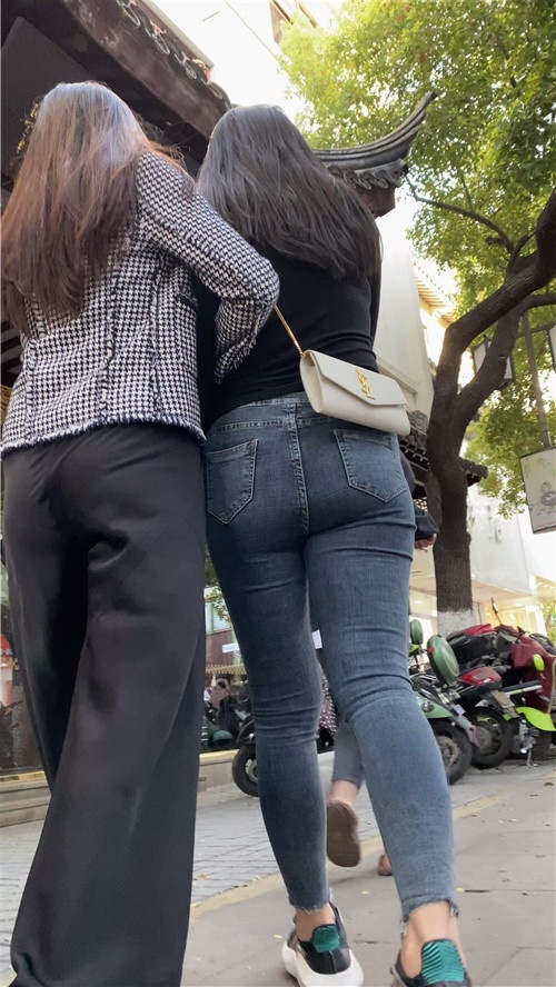 黑衣丰牛小姐姐[493M/MP4]