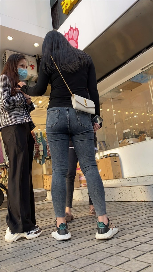 黑衣丰牛小姐姐[493M/MP4]