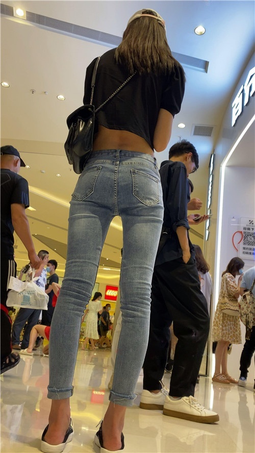 露腰的苗条长腿小姐姐[454M/MP4]