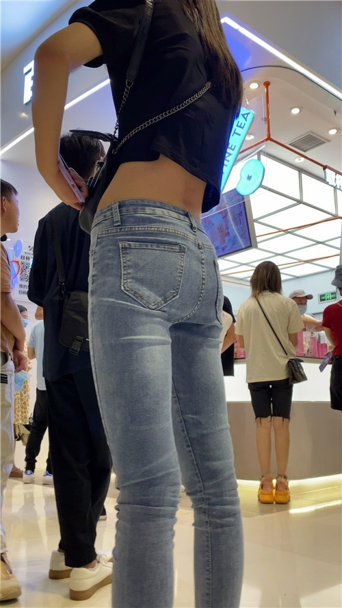 露腰的苗条长腿小姐姐[454M/MP4]