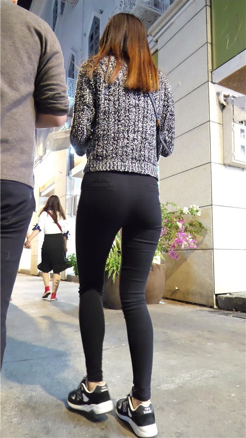 夜拍黑裤紧身小姐姐[2.94G/MP4]