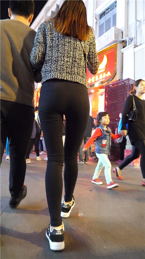 夜拍黑裤紧身小姐姐[2.94G/MP4]