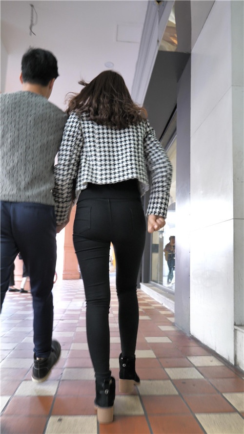 黑色紧身裤小妹[2.14G/MP4]