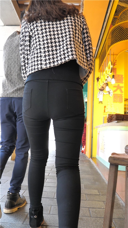 黑色紧身裤小妹[2.14G/MP4]