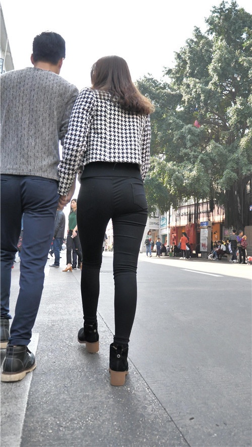 黑色紧身裤小妹[2.14G/MP4]