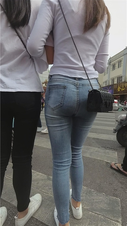 身材不错的紧身牛仔小姐姐[1.67G/MP4]