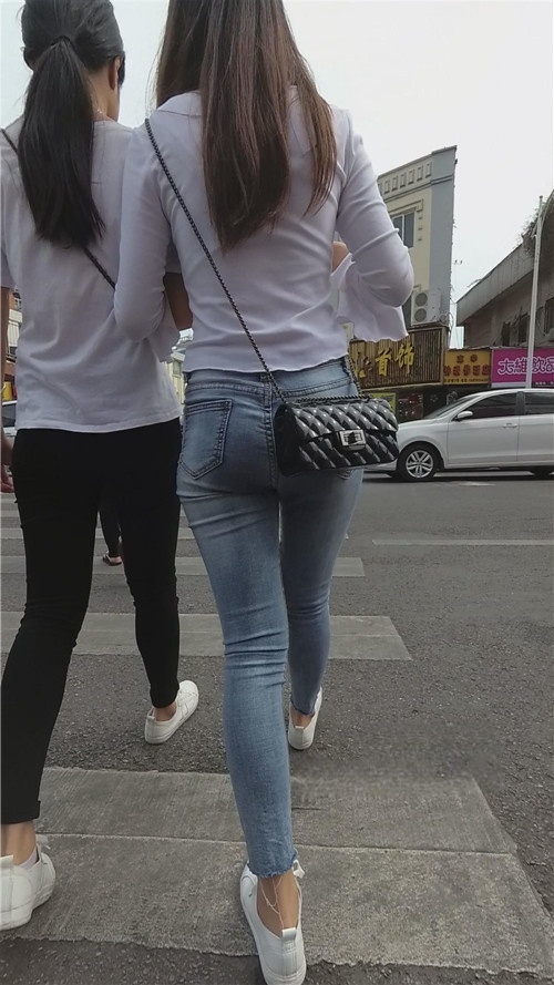 身材不错的紧身牛仔小姐姐[1.67G/MP4]