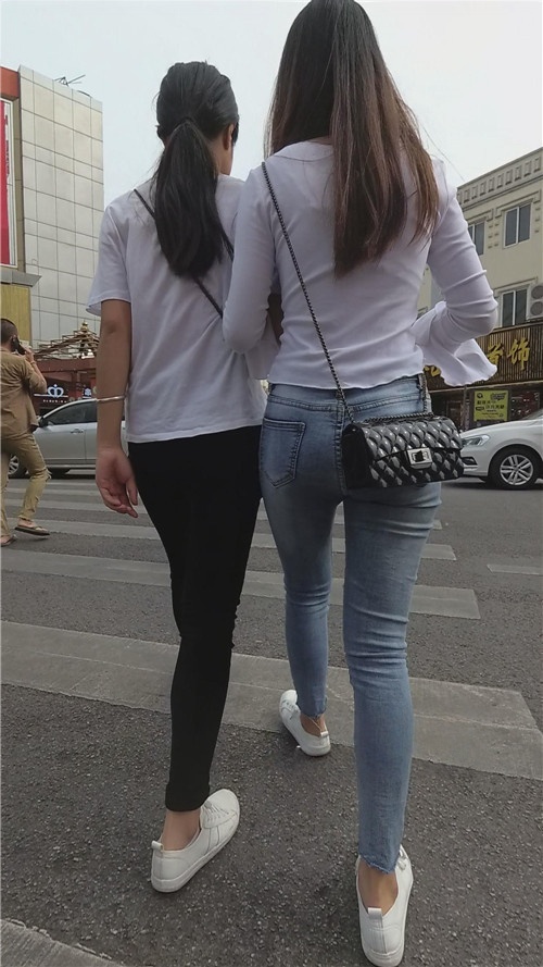 身材不错的紧身牛仔小姐姐[1.67G/MP4]