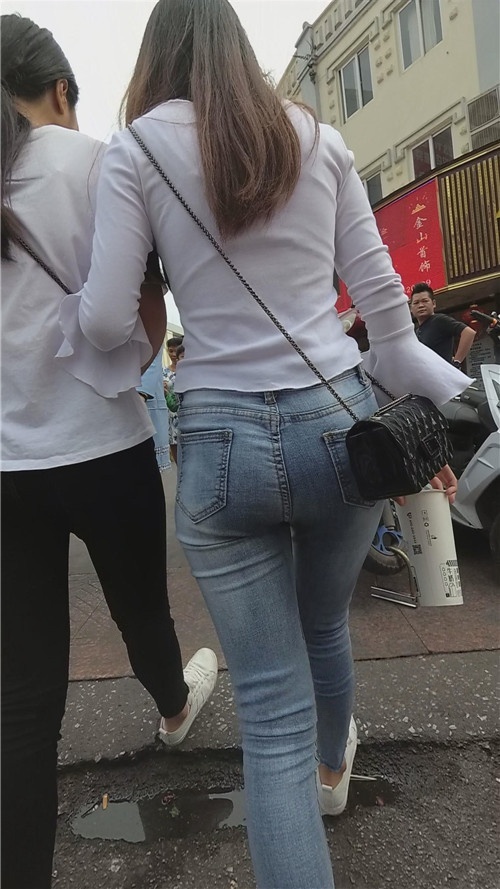 身材不错的紧身牛仔小姐姐[1.67G/MP4]