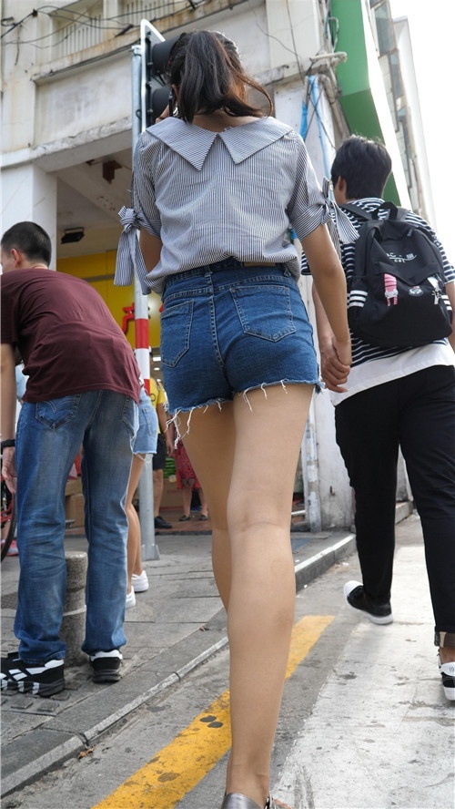 牛仔热裤妹子[3.2G/MP4]