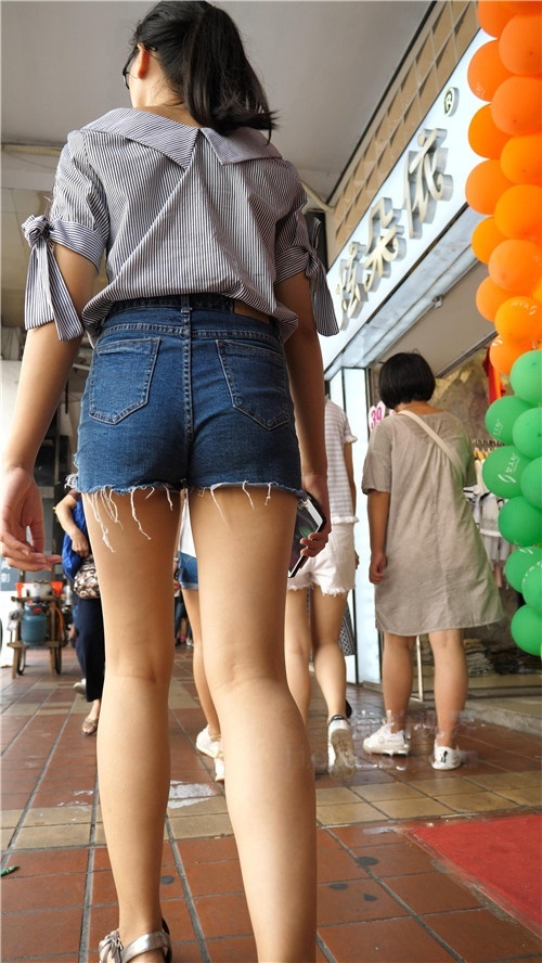 牛仔热裤妹子[3.2G/MP4]