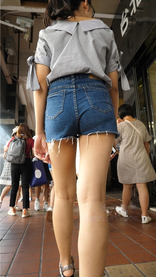 牛仔热裤妹子[3.2G/MP4]