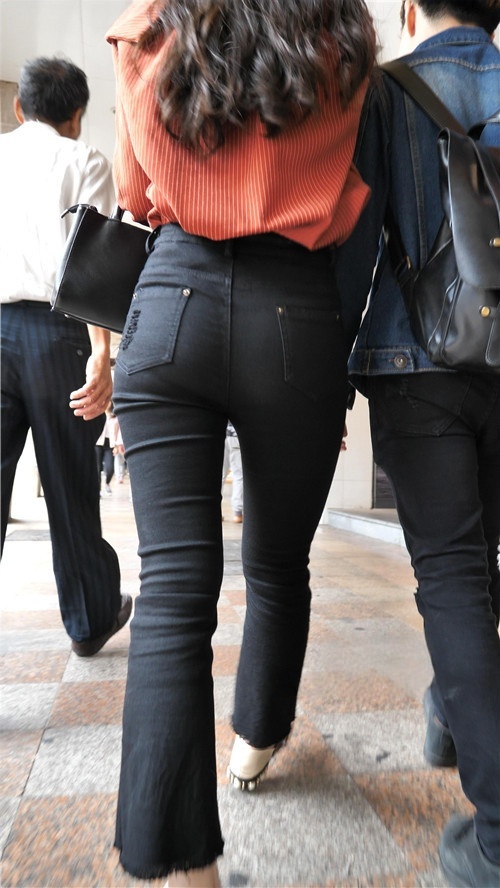 黑色紧身裤小姐姐[1.81G/MP4]