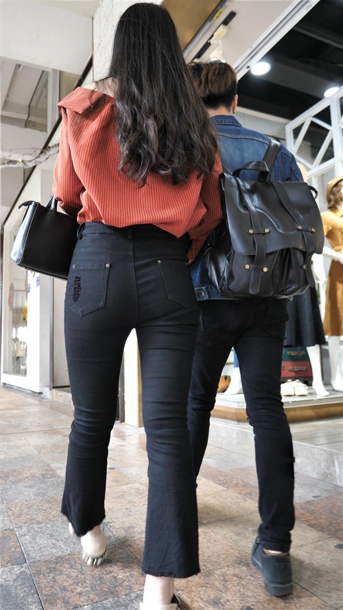 黑色紧身裤小姐姐[1.81G/MP4]