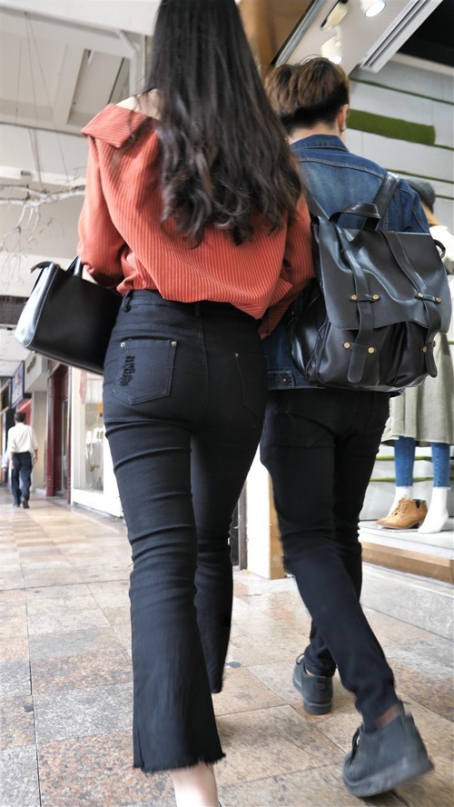 黑色紧身裤小姐姐[1.81G/MP4]