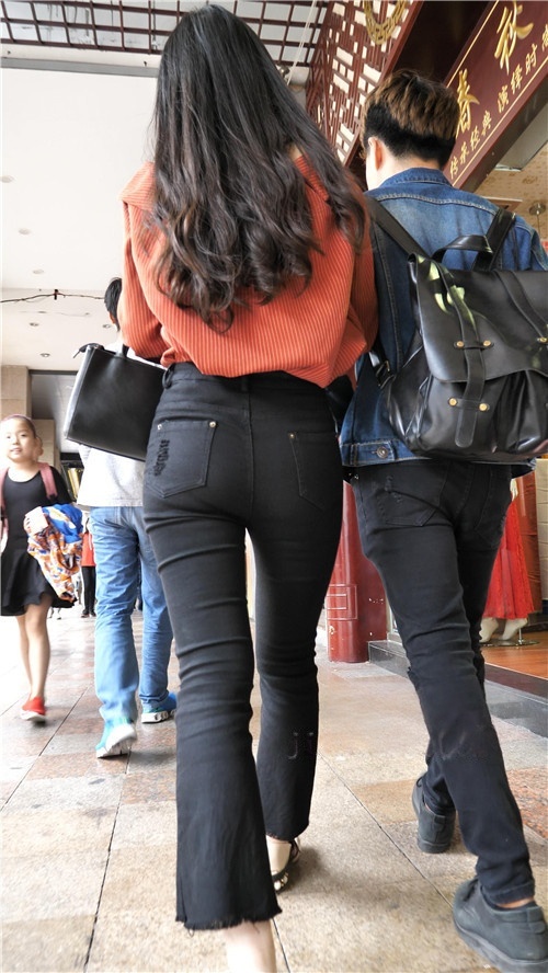 黑色紧身裤小姐姐[1.81G/MP4]