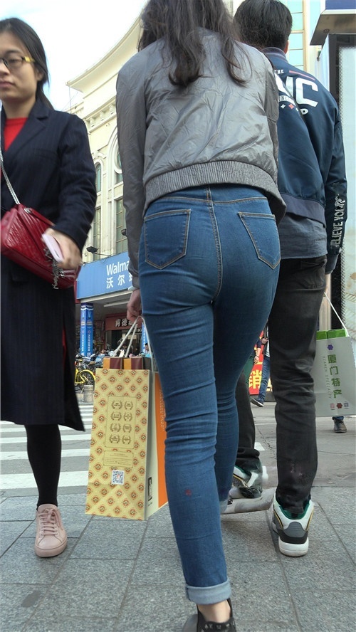 蓝牛紧身丰腴妹子[1.79G/MP4]