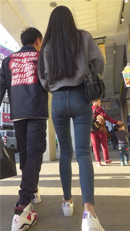 牛仔紧身裤长腿小姐姐[715M/MP4]