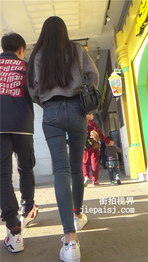 牛仔紧身裤长腿小姐姐[715M/MP4]