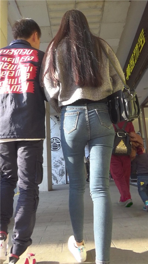 牛仔紧身裤长腿小姐姐[715M/MP4]