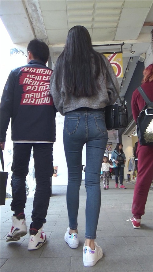 牛仔紧身裤长腿小姐姐[715M/MP4]