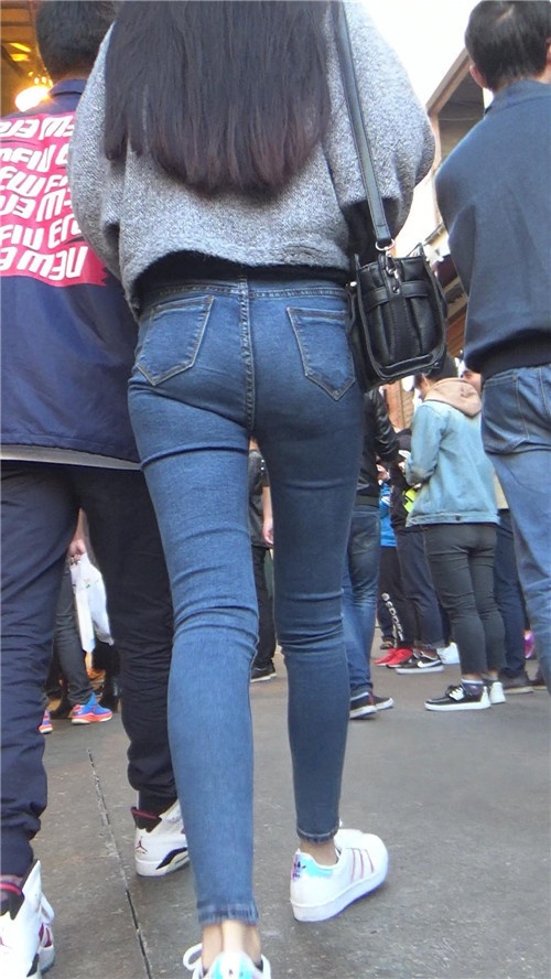 牛仔紧身裤长腿小姐姐[715M/MP4]