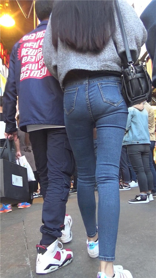 牛仔紧身裤长腿小姐姐[715M/MP4]