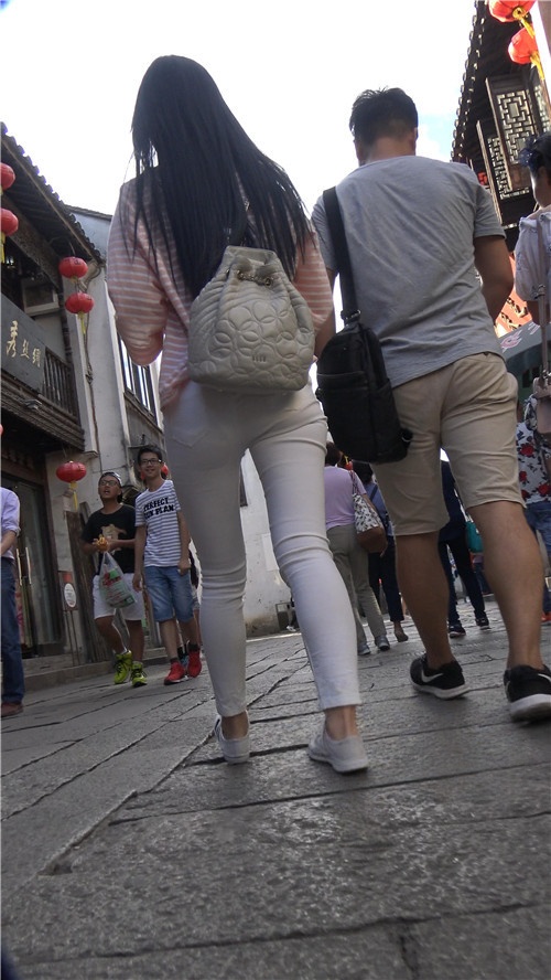 背着包包的白裤妹子[1.56G/MP4]