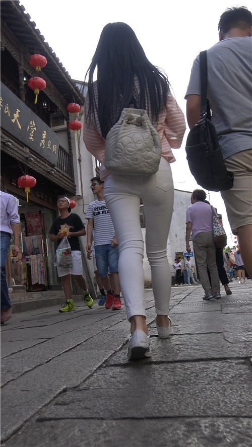 背着包包的白裤妹子[1.56G/MP4]