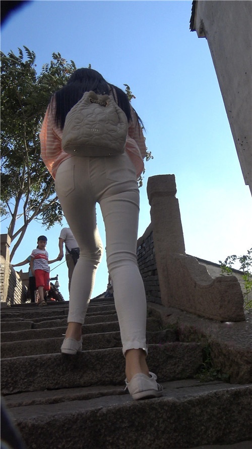 背着包包的白裤妹子[1.56G/MP4]