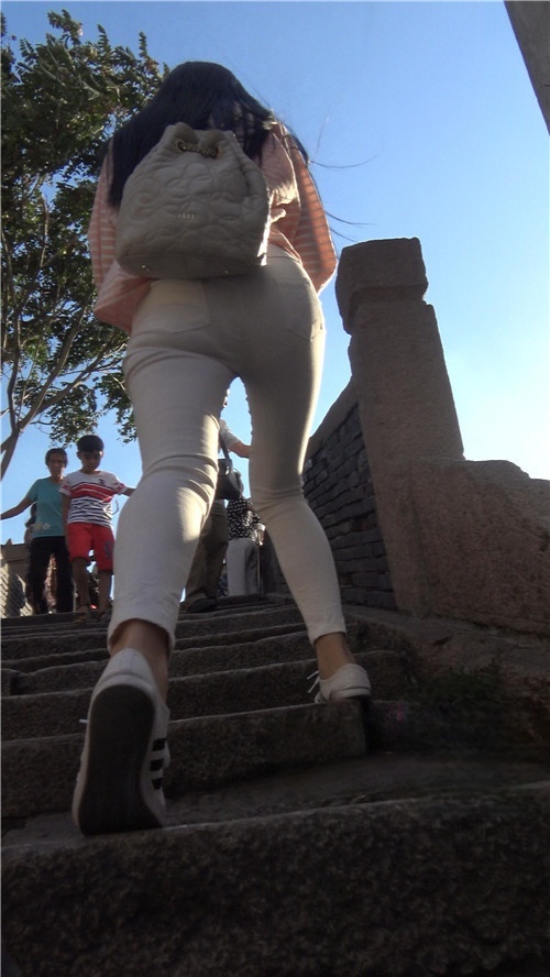 背着包包的白裤妹子[1.56G/MP4]