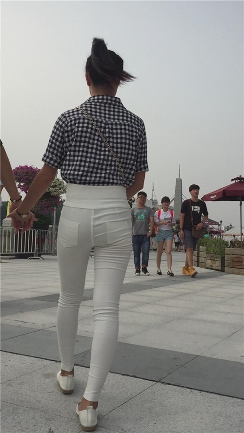 白色高腰紧身裤妹子[528M/MP4]