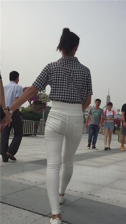 白色高腰紧身裤妹子[528M/MP4]