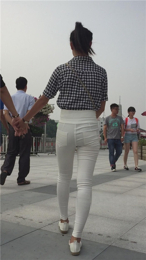 白色高腰紧身裤妹子[528M/MP4]