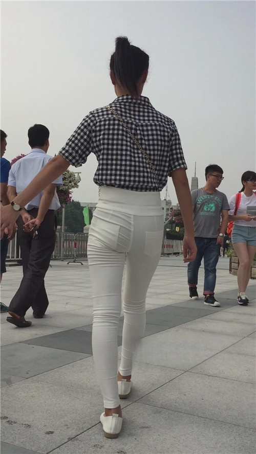 白色高腰紧身裤妹子[528M/MP4]
