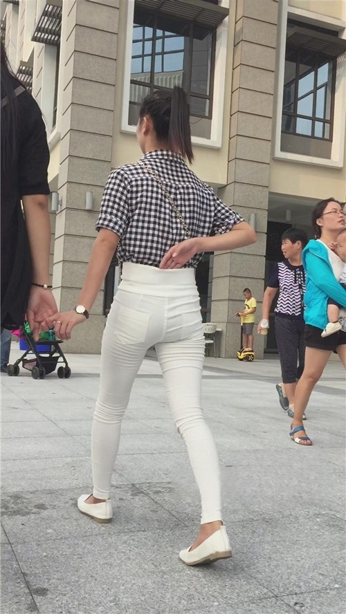 白色高腰紧身裤妹子[528M/MP4]