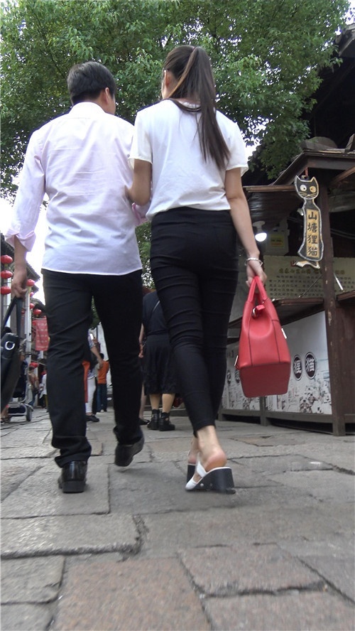 黑色紧身裤妹子[2.4G/MP4]