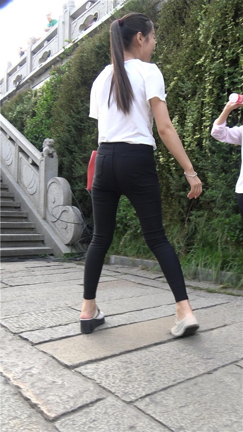 黑色紧身裤妹子[2.4G/MP4]