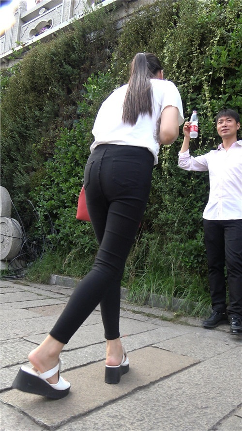 黑色紧身裤妹子[2.4G/MP4]