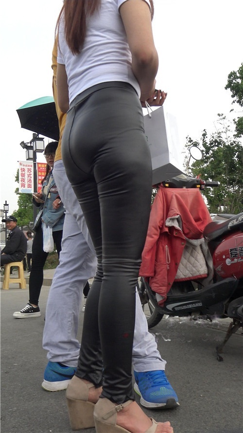 黑色紧身皮裤妹子[1.57G/MP4]