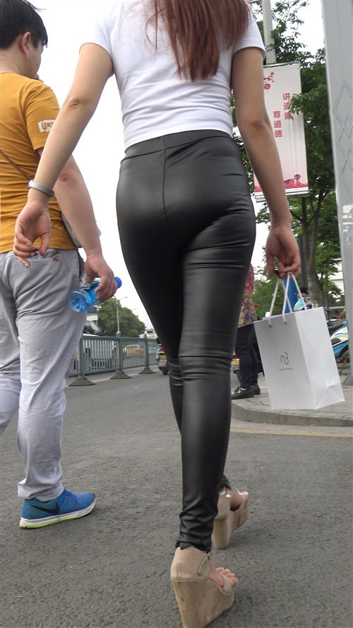 黑色紧身皮裤妹子[1.57G/MP4]
