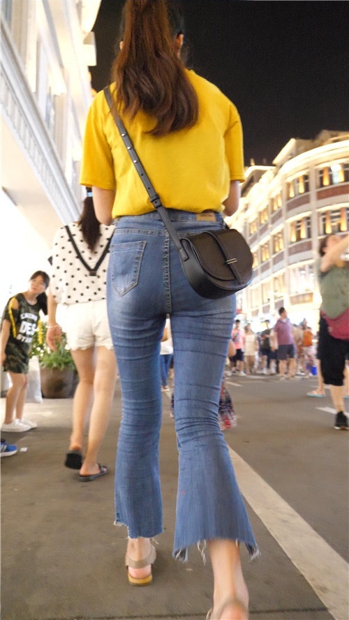 牛仔紧身裤丰腴小姐姐[4.2G/MP4]