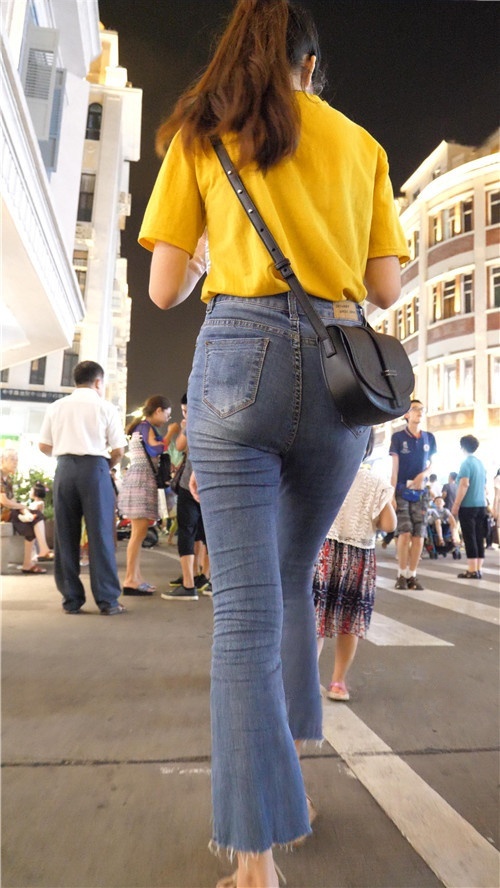 牛仔紧身裤丰腴小姐姐[4.2G/MP4]