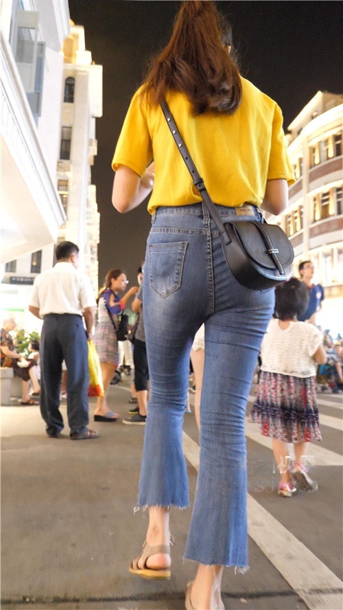 牛仔紧身裤丰腴小姐姐[4.2G/MP4]