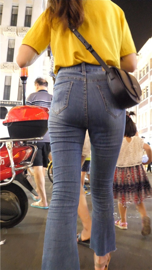 牛仔紧身裤丰腴小姐姐[4.2G/MP4]