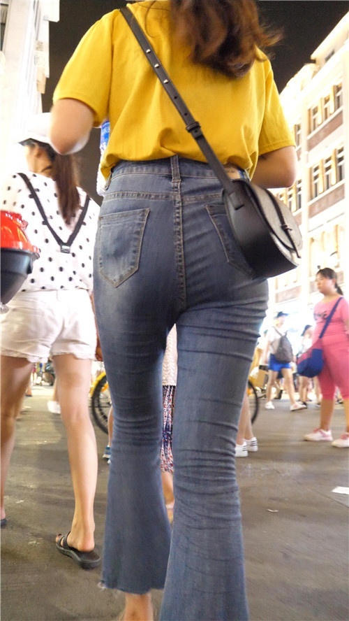 牛仔紧身裤丰腴小姐姐[4.2G/MP4]