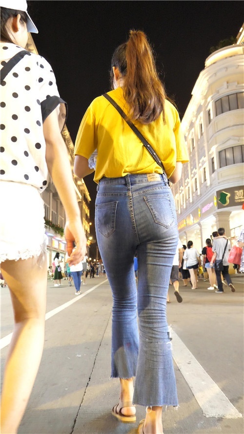 牛仔紧身裤丰腴小姐姐[4.2G/MP4]