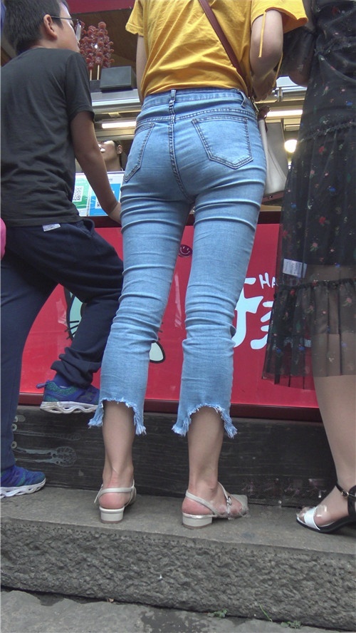 蓝色紧身高腰牛仔妹子[2.36G/MP4]